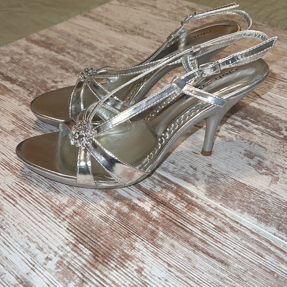 Club Zone Size 8 Silver Heels - Picture 3 of 6